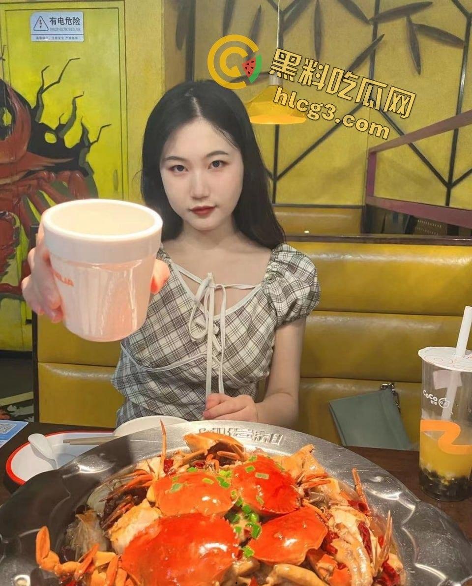 推特巨乳妹子极品肥臀！自拍视频全网爆炸，满满的肉感诱惑-6