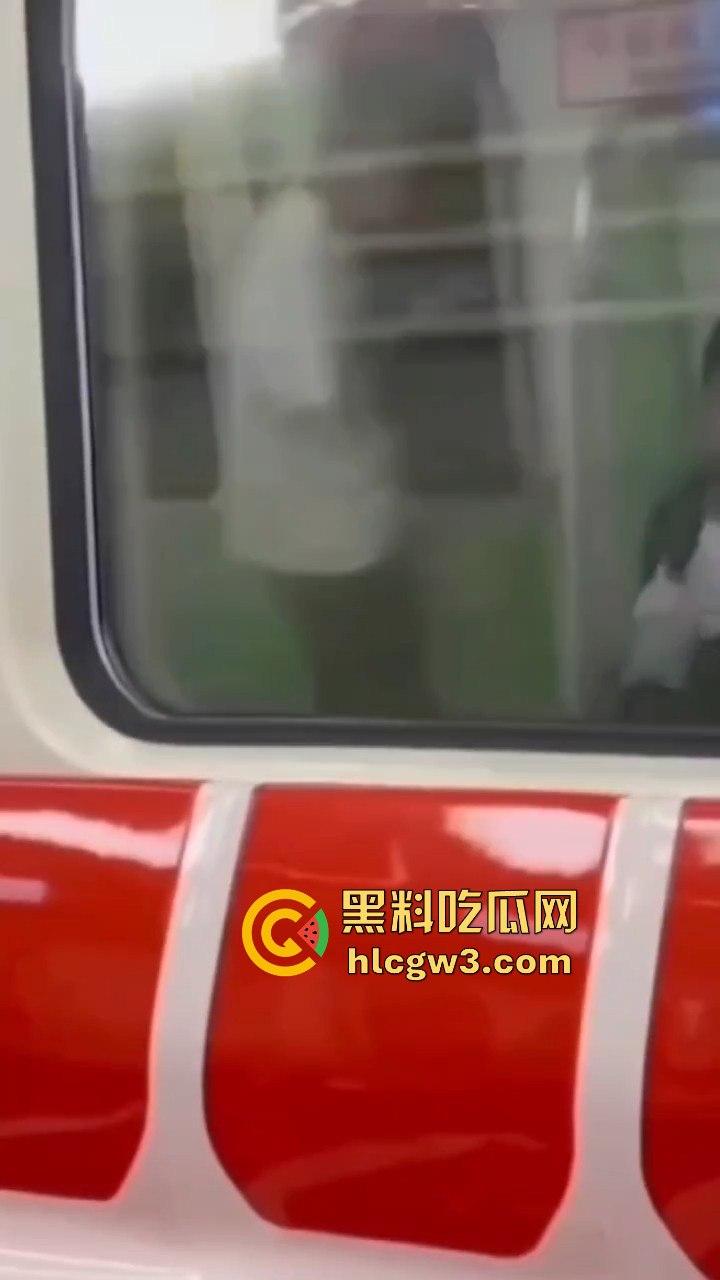 杭州地铁惊现飞机侠，哥们地铁上直接撸管，瘾大得逆天，旁若无人狠导，真特么绝了！-3