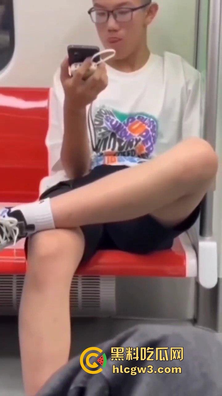 杭州地铁惊现飞机侠，哥们地铁上直接撸管，瘾大得逆天，旁若无人狠导，真特么绝了！-8