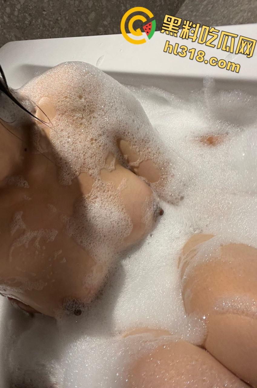 安徽艺术学院白嫩学生妹【胡沁怡】，性感自拍 前凸后翘身材超极品，这蜜桃臀后入起来一定很带劲 !-7