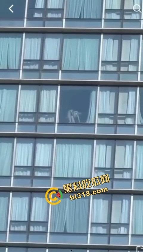 城里人真会玩，玻璃当镜子不够刺激？窗帘都懒得拉，女主直接对着玻璃开车，华为用户一键高清记录！-8