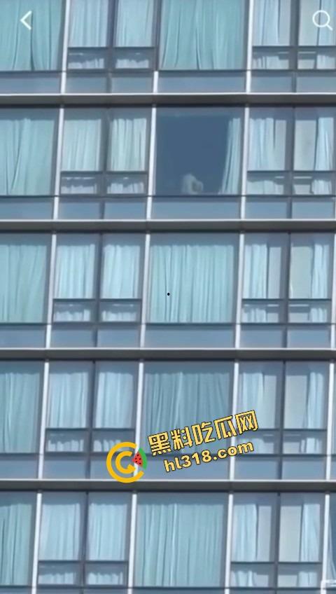 城里人真会玩，玻璃当镜子不够刺激？窗帘都懒得拉，女主直接对着玻璃开车，华为用户一键高清记录！-10