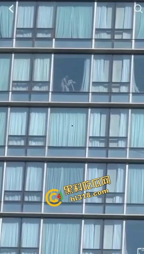 城里人真会玩，玻璃当镜子不够刺激？窗帘都懒得拉，女主直接对着玻璃开车，华为用户一键高清记录！-13