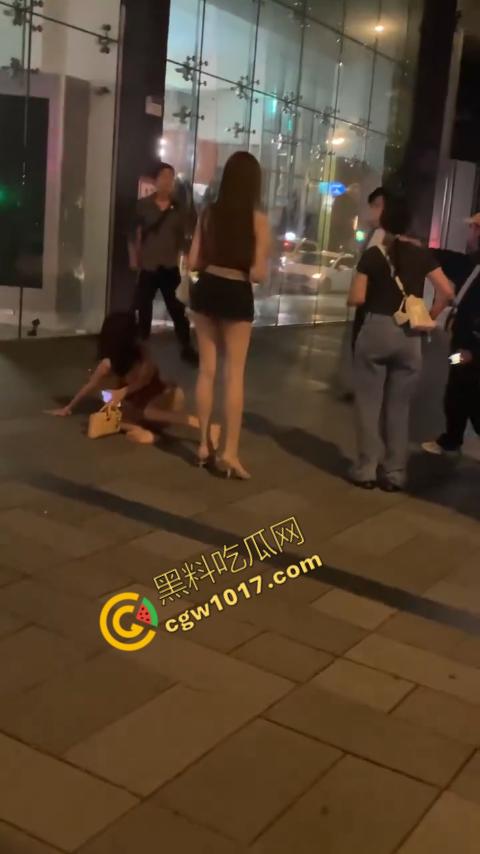 台湾街头剧烈撕逼！台男街头怒打泰国人妖，拳脚横飞，人妖身材火辣，群众狂呼，场面炽热-2