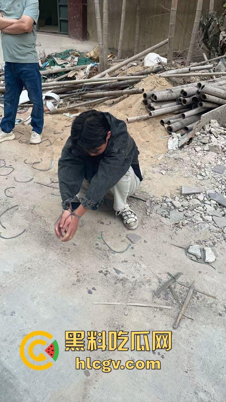 汕头精神小伙砸车窗偷窃被吓跑，警报刚停又溜回来，结果被车主直接抓个正着！-1