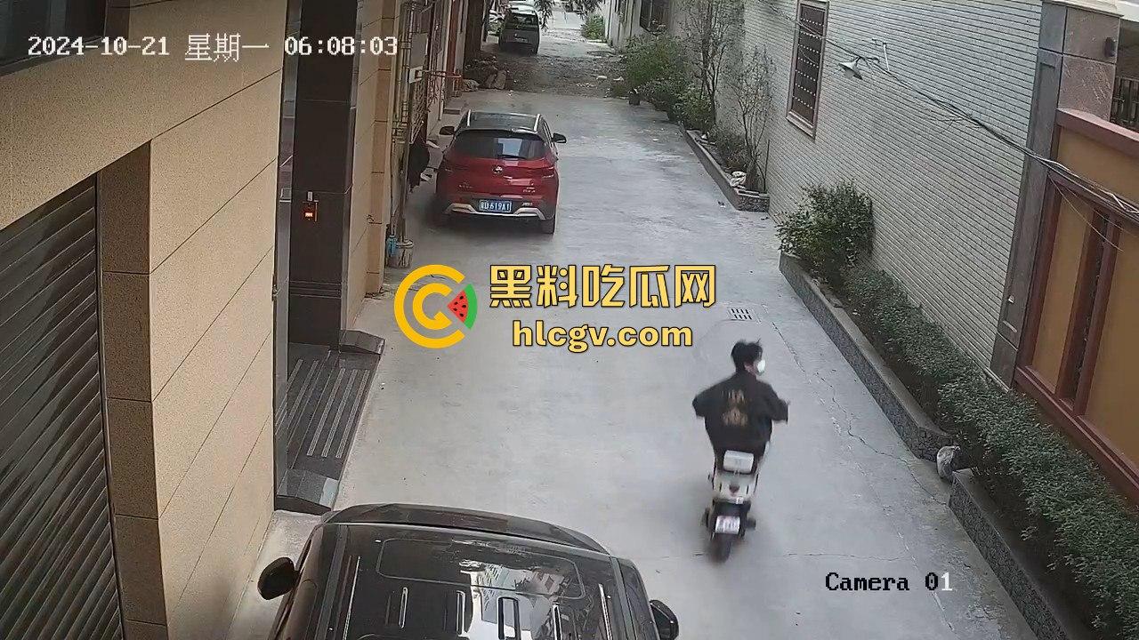 汕头精神小伙砸车窗偷窃被吓跑，警报刚停又溜回来，结果被车主直接抓个正着！-2