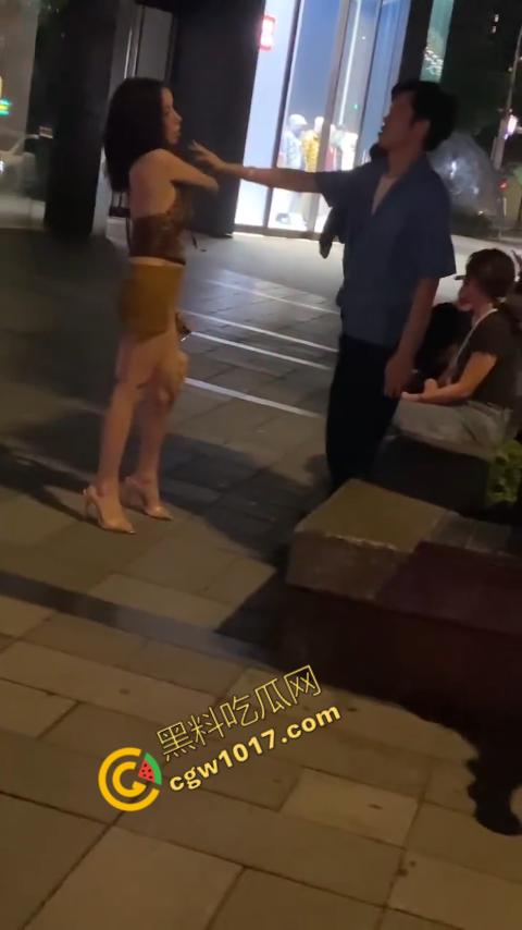 台湾街头剧烈撕逼！台男街头怒打泰国人妖，拳脚横飞，人妖身材火辣，群众狂呼，场面炽热-10