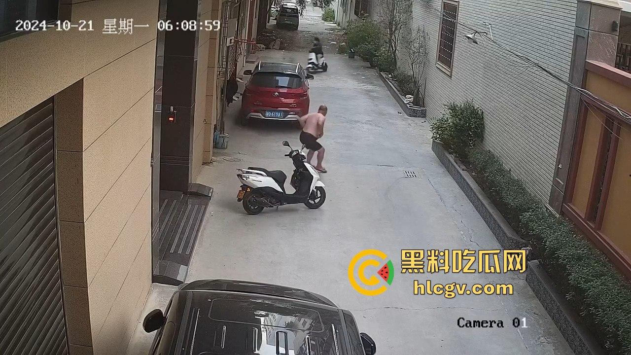 汕头精神小伙砸车窗偷窃被吓跑，警报刚停又溜回来，结果被车主直接抓个正着！-4