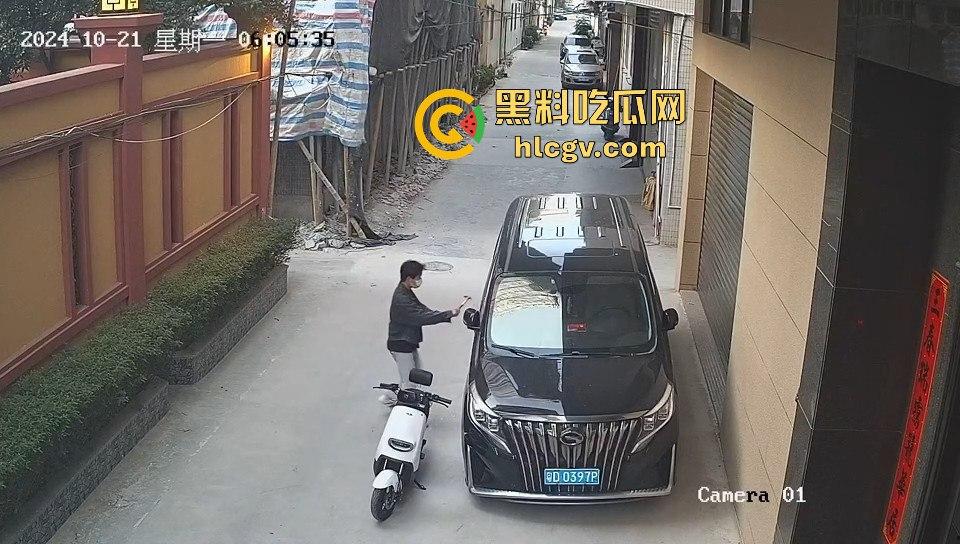 汕头精神小伙砸车窗偷窃被吓跑，警报刚停又溜回来，结果被车主直接抓个正着！-6