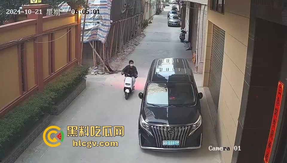 汕头精神小伙砸车窗偷窃被吓跑，警报刚停又溜回来，结果被车主直接抓个正着！-7
