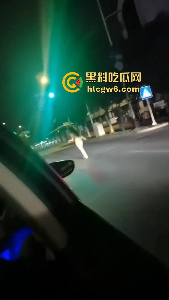 河北情侣吵架女的当街裸奔！一言不合就脱光满世界乱窜，这骚浪毛病到底是哪个惯的？-7