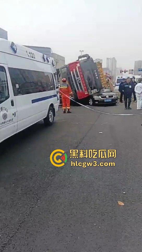成都郫县渣土车侧翻压塌小轿车，事故致三死一伤，原因疑为小车强行变道！-10