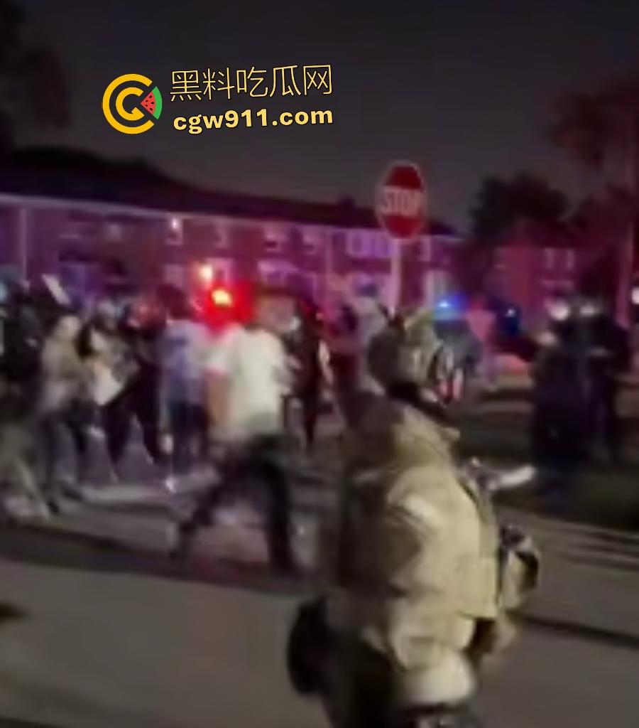 芝加哥移民猎巫大行动！特朗普铁拳砸下800+非法客从车中拖出狂搜住所，巴士驱逐潮喷抗议者怒吼“Shit”！-2