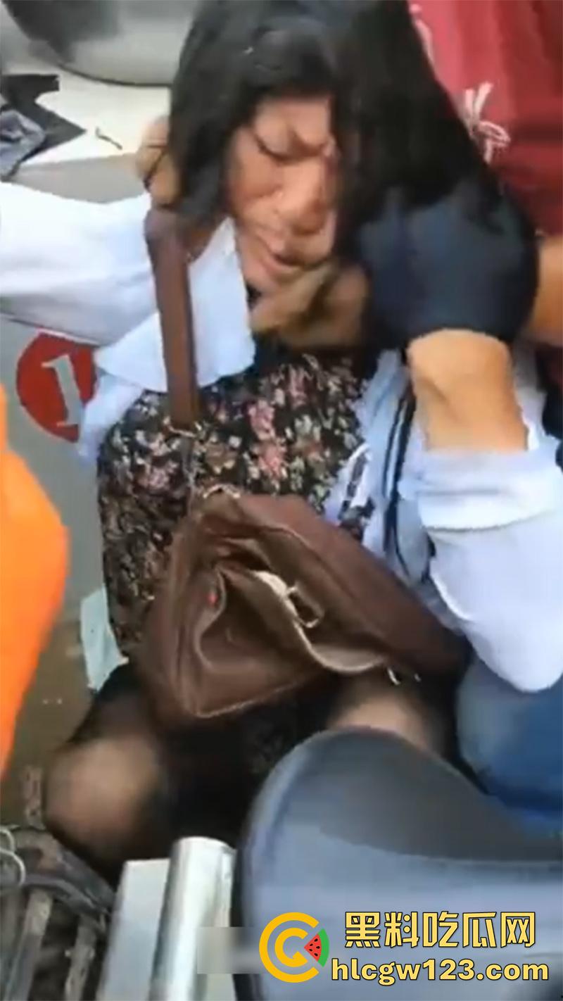 山东变态大叔穿女装，黑丝配连衣裙被识破翻车，群众当场围住摘掉假发，录视频将其曝光！-4