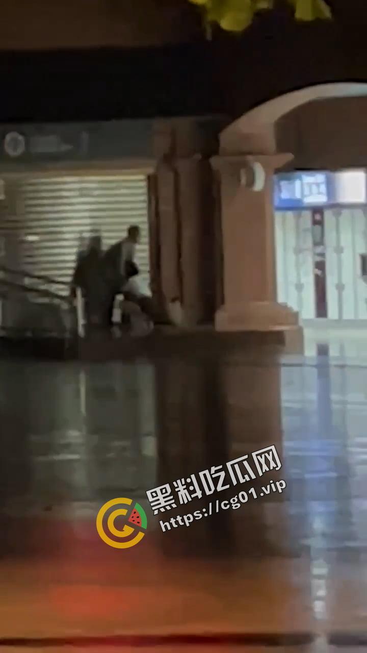 4日深夜的台北地铁 淡水站内 34岁男子和他52岁小女友 公然上演野狗街头交配-3