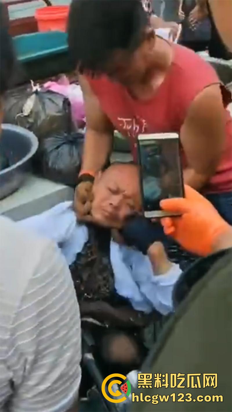 山东变态大叔穿女装，黑丝配连衣裙被识破翻车，群众当场围住摘掉假发，录视频将其曝光！-8