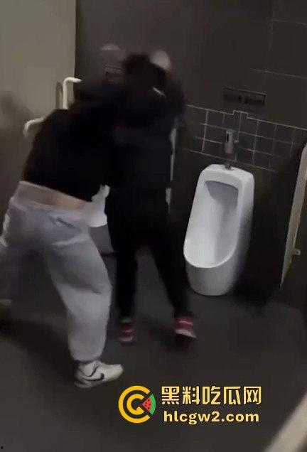 公共厕所两个小伙打架闹到蹲坑 旁边眼镜哥直接被打懵 场面尴尬又搞笑！-1