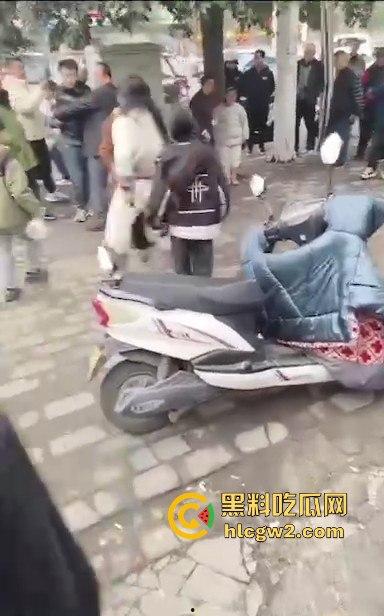 河南焦作街头奇葩闹剧，小仙女冲老头们怒喊别抽烟别吐痰不听话直接上手打！路人愤怒围攻打哭小仙女！-2