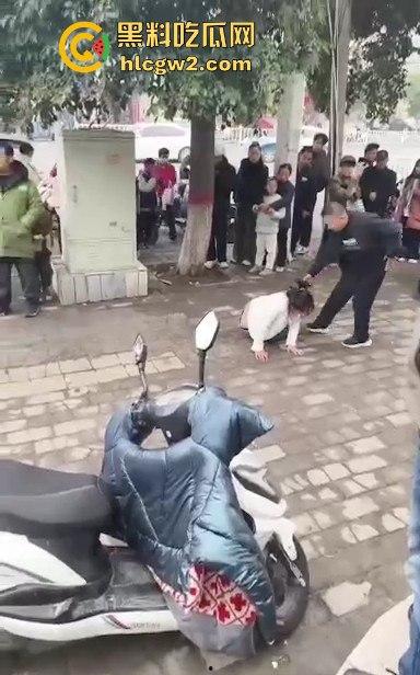 河南焦作街头奇葩闹剧，小仙女冲老头们怒喊别抽烟别吐痰不听话直接上手打！路人愤怒围攻打哭小仙女！-4