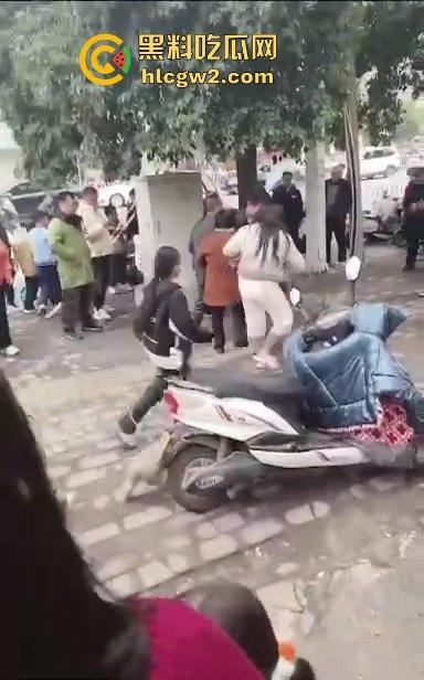 河南焦作街头奇葩闹剧，小仙女冲老头们怒喊别抽烟别吐痰不听话直接上手打！路人愤怒围攻打哭小仙女！-5
