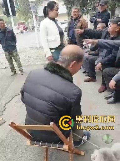 河南焦作街头奇葩闹剧，小仙女冲老头们怒喊别抽烟别吐痰不听话直接上手打！路人愤怒围攻打哭小仙女！-8