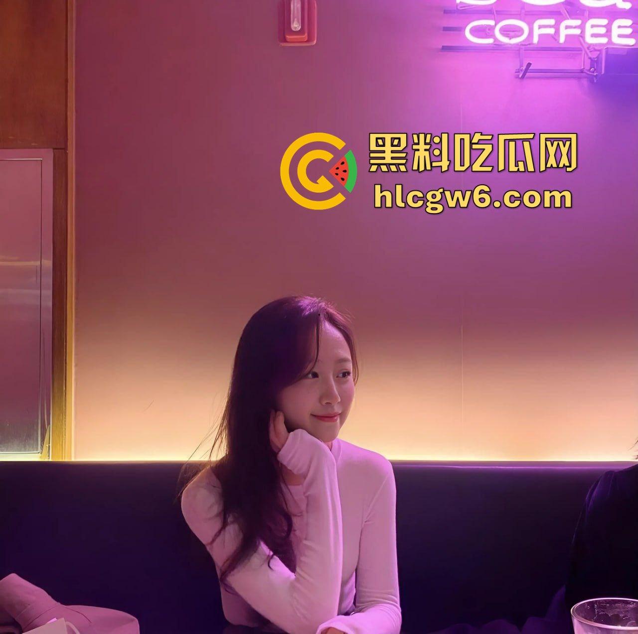 邻居练瑜伽的妹妹聊了2个月，脱了裤子才知道，床上这柔韧度就是为操而生的 摆个一字马彻底榨干瓜友！-1