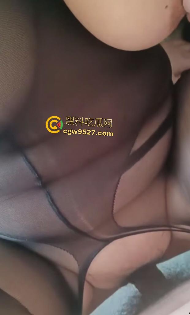 海角老妈折豆角却另有她意，坦克肥臀黑丝勾引儿子，儿子说要吃奶子上这颗大黑豆！-6