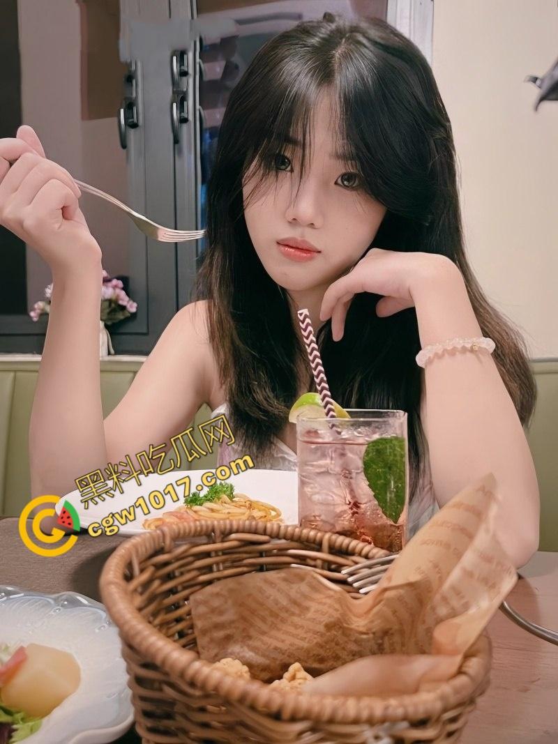 山东协和学院【刘鑫雨】：淫荡母狗本性毕露，男友肉棒暴力打桩，床上狂野，尽享性爱极乐！-1