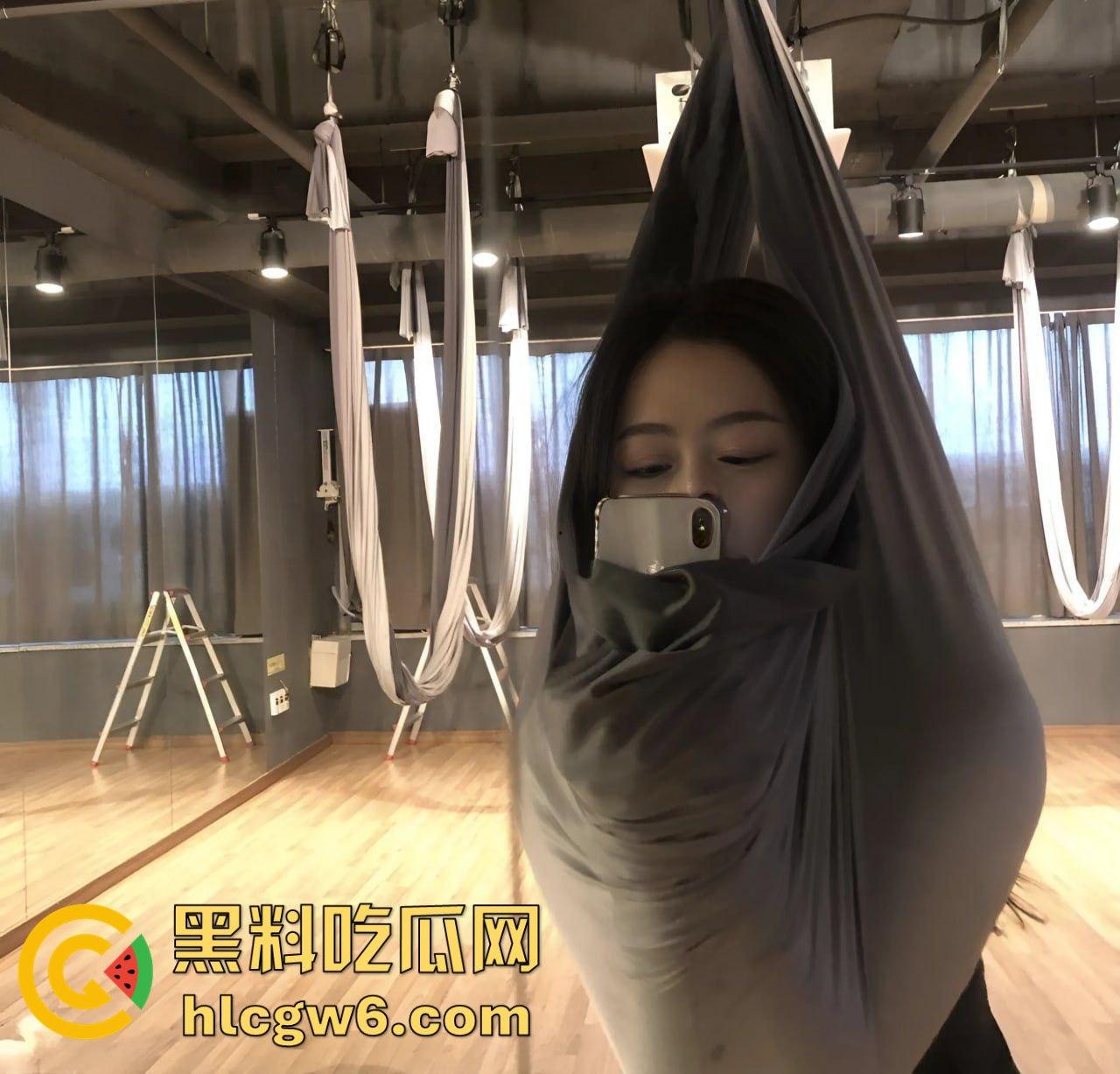 邻居练瑜伽的妹妹聊了2个月，脱了裤子才知道，床上这柔韧度就是为操而生的 摆个一字马彻底榨干瓜友！-12