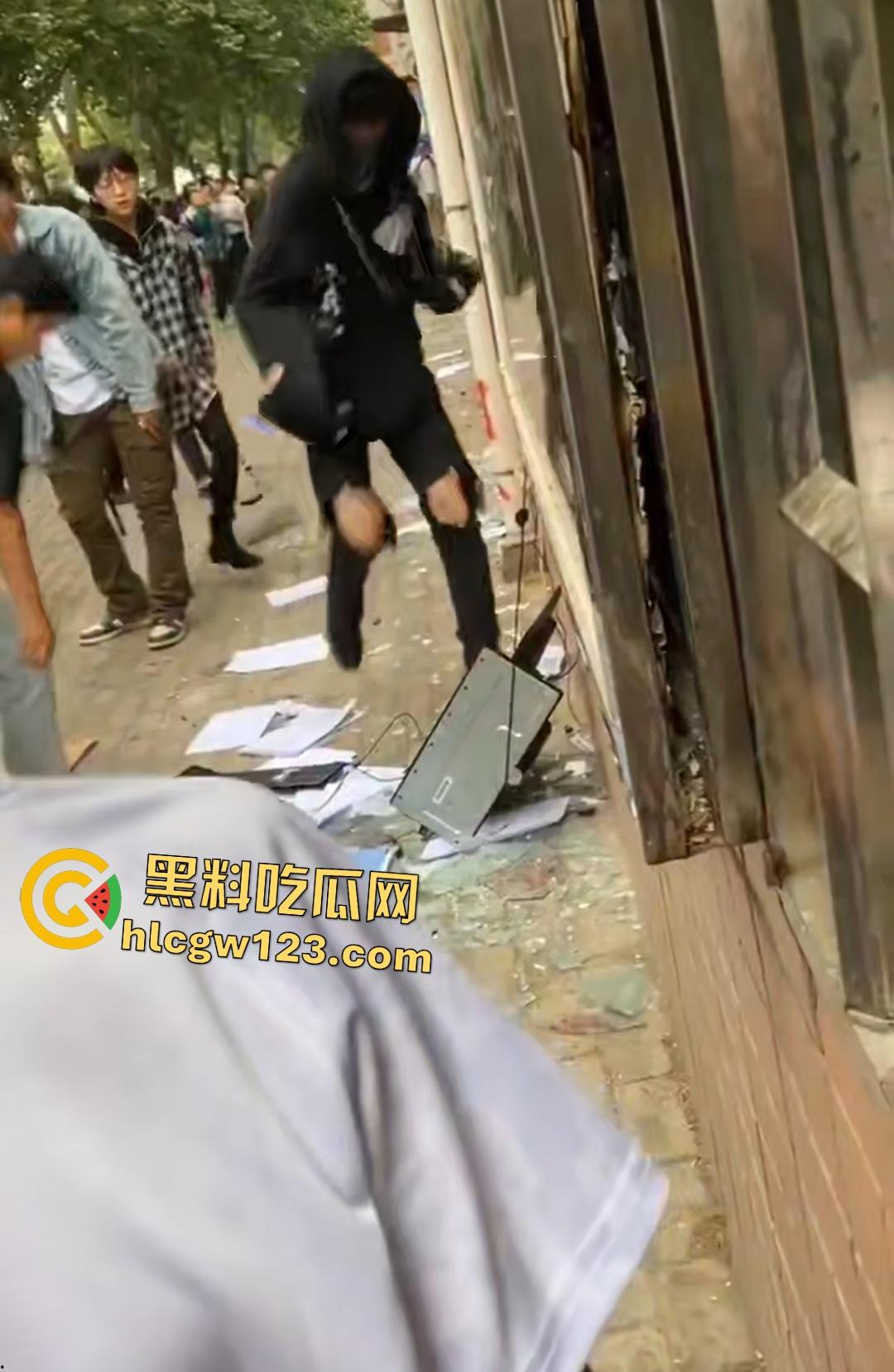 许昌六中【吴怡佳】被班主任嫉妒美貌体罚孤立，恶毒霸凌导致学生跳楼！同学愤怒狂砸学校财产！-4