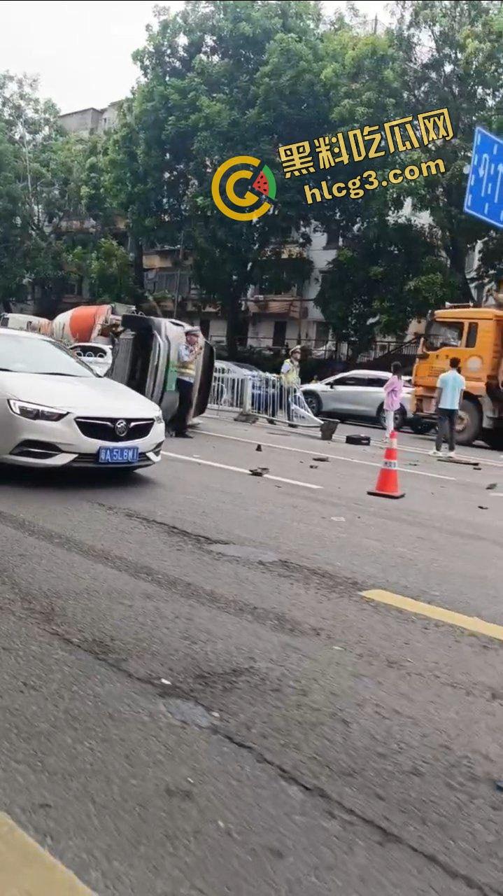 广州比亚迪 宋飞速撞上福特 冲破护栏侧翻在地 两车受损严重 两人受伤！-7