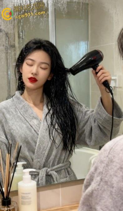 成都师范学院反差婊【梁山雅】，情趣女仆装被男友无套狂操，怼着粉嫩逼逼淫水不止，娇喘格外动人！-4