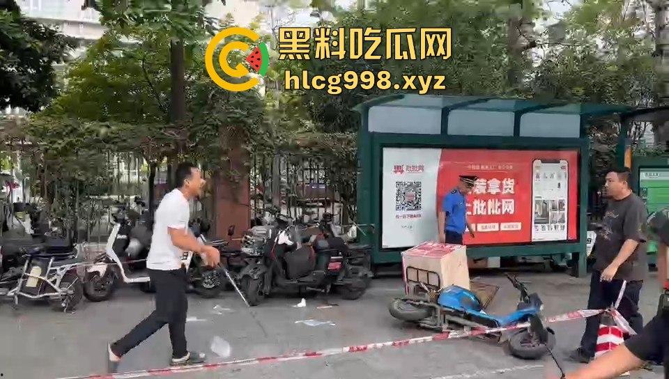 广州小贩怒怼城管，棍子一抄追着满街跑！城管扣车扣货，真就欺软怕硬？-5