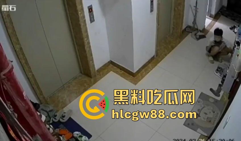 变态群友的分享！湖南脚控小哥去偷盗楼下小姐姐的的美鞋用来吃饭 脚控到已经病态 内容炸裂！-11