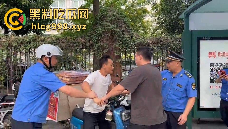 广州小贩怒怼城管，棍子一抄追着满街跑！城管扣车扣货，真就欺软怕硬？-7