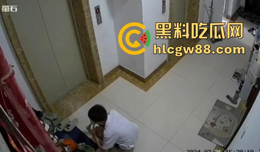 变态群友的分享！湖南脚控小哥去偷盗楼下小姐姐的的美鞋用来吃饭 脚控到已经病态 内容炸裂！-12