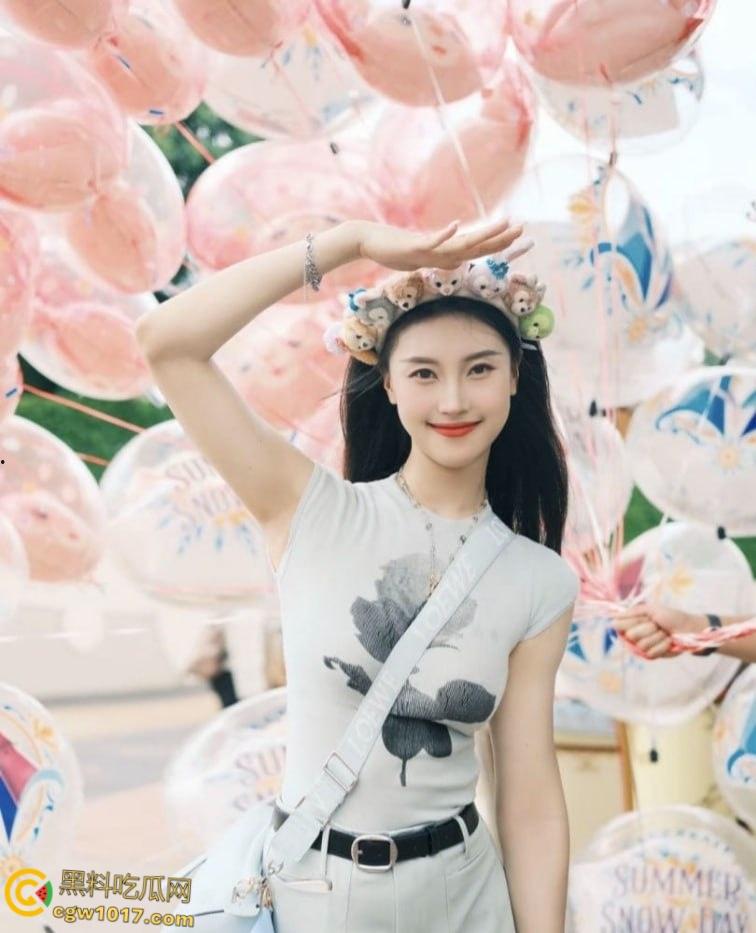 东方演艺集团舞蹈演员，与男友做爱自拍泄密，娴熟口技深喉舔屌，女上位骑乘狂操，浓精颜射嘴脸！-3