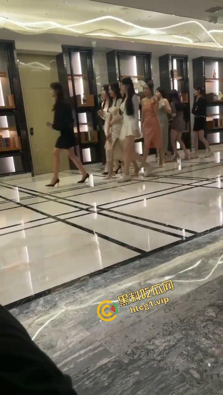 欢迎来到非诚勿扰海选现场！看各位女嘉宾如何风骚 体验金主既视感！-12