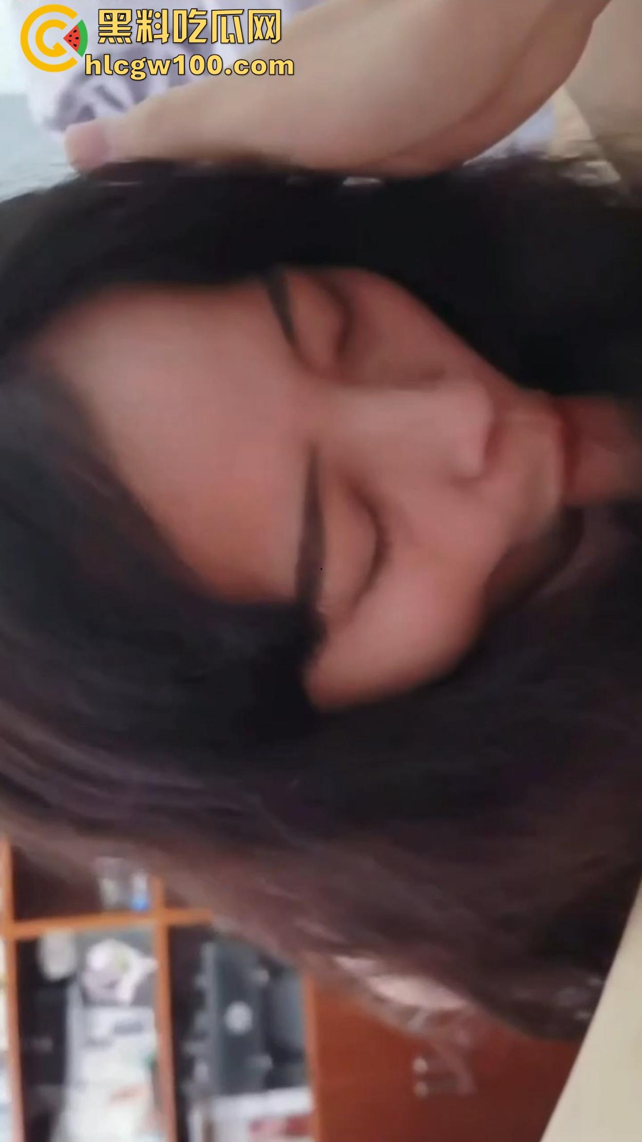 武汉骚货【高洁】已婚前女友变炮友，平时清高床上浪叫，肥穴水多舔鸡巴嗷嗷浪，嫌老公没情趣不够爽！-8