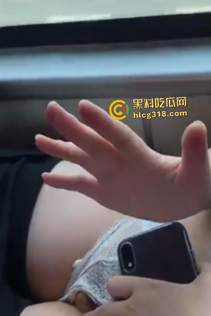 骚货女友坐大巴上突然犯性瘾！大胆脱裤自慰抠逼痒，司机开越快她自慰速度越快，淫水湿透了座位！-3