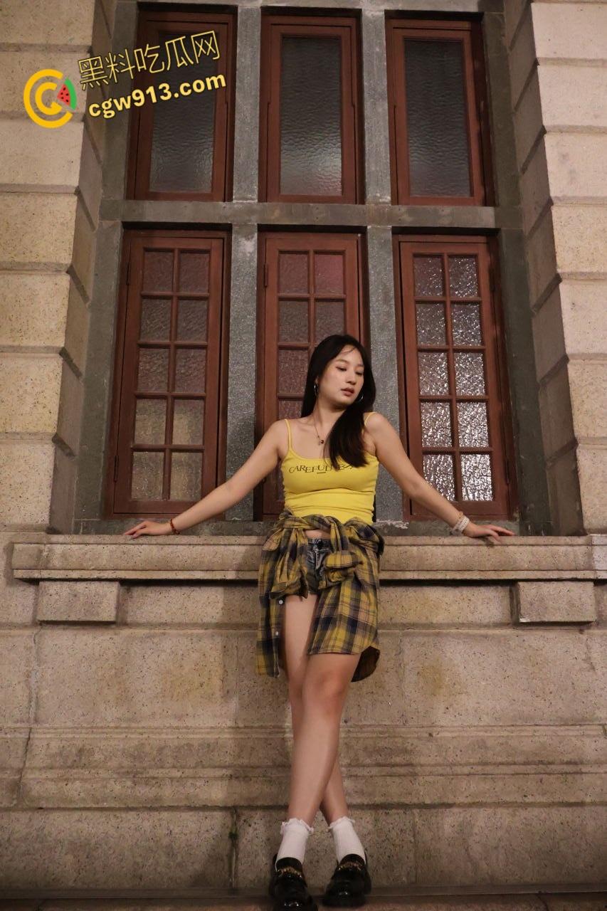 浙江大学清纯女大【徐丹茹】，被男友PUA调教，碎花裙跪地口交，掀开小裙子后入翘臀，堪称极品炮架！-2