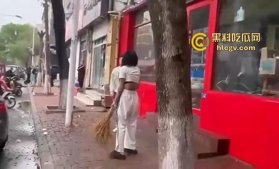 奇葩小仙女撞车先动手，结果男子十拳连击加扫把伺候，最后夹尾巴认怂小红书写小作文求网爆！-4