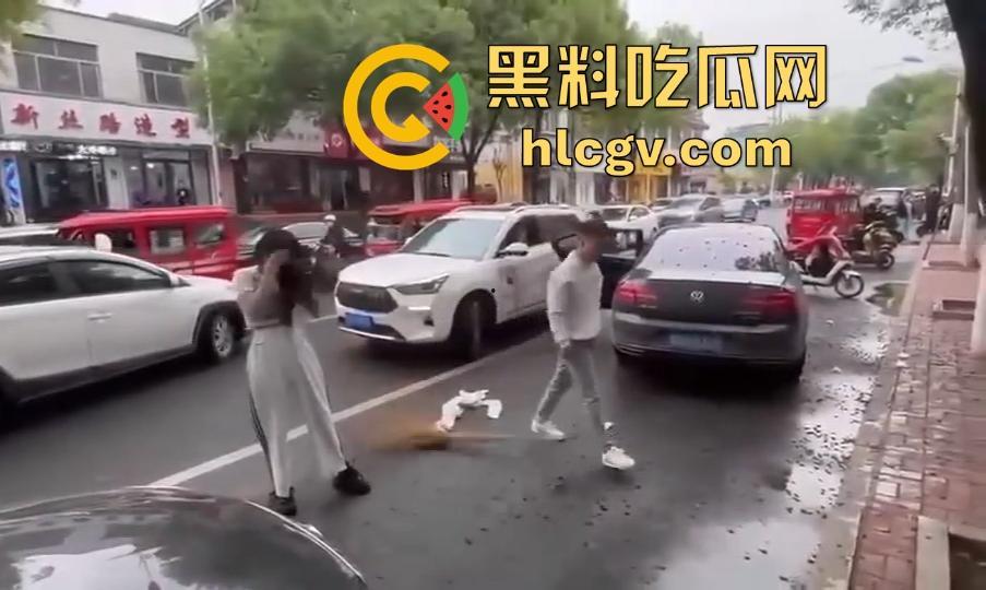 奇葩小仙女撞车先动手，结果男子十拳连击加扫把伺候，最后夹尾巴认怂小红书写小作文求网爆！-11