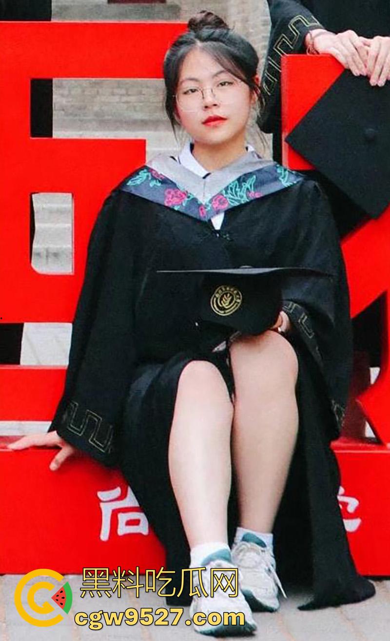 四川攀枝花女校，眼镜骚母猪【罗俊萌】，颜值一般但身材傲人，大奶肥臀性瘾骚逼，约炮视频被曝光！-1