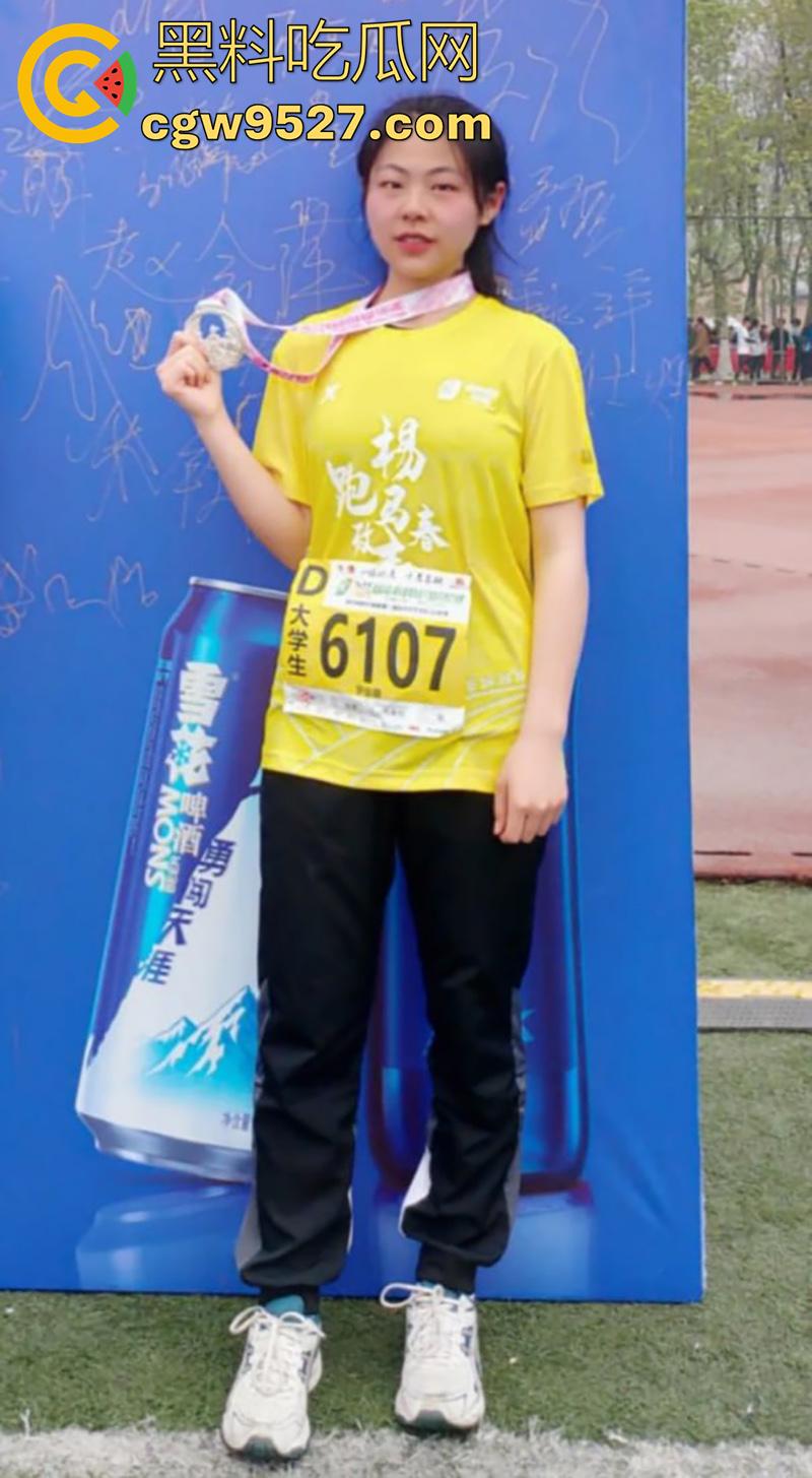 四川攀枝花女校，眼镜骚母猪【罗俊萌】，颜值一般但身材傲人，大奶肥臀性瘾骚逼，约炮视频被曝光！-2