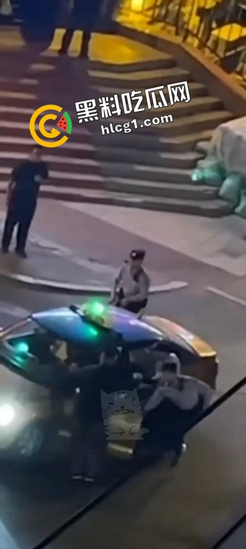 哈尔滨中央大街枪击事件！男子持刀劫人抢车 警察连开五枪未能制服 现场视频流出-2