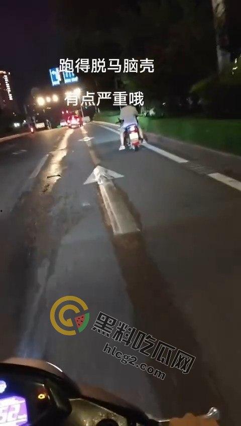 重庆悲剧！21岁外卖小哥电动车没电等救援被撞身亡，肇事司机逃逸后被抓-1