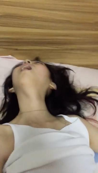 死肥宅迷奸女同学！清纯的不像话 臭脚盖脸扇耳光 真是糟蹋啊-4