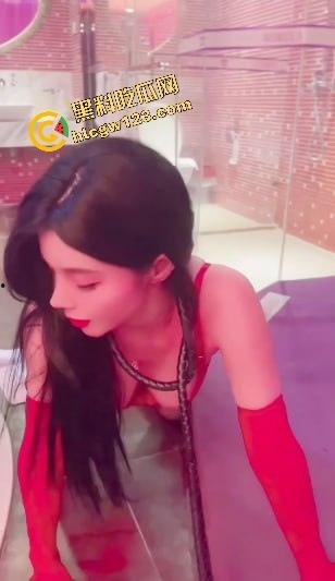 高颜值整容脸爆乳御姐【周婉婷】骚母狗为金主拍定制福利，制服诱惑边自慰边足交，69姿势舔到菊都翻了！-3