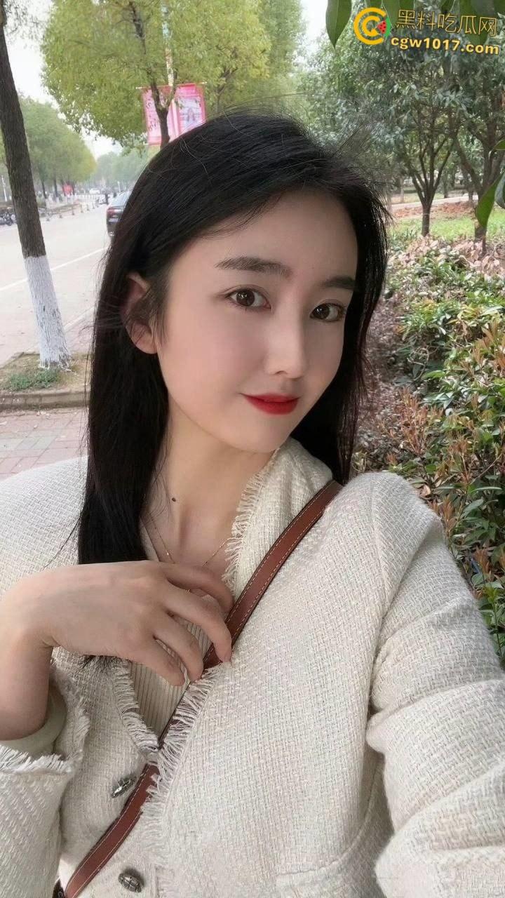 武汉工商学院辅导员【徐曦】，曾在花椒与金主裸聊被曝，视频完美露脸露点，极品巨乳娇喘挑逗 ！-2